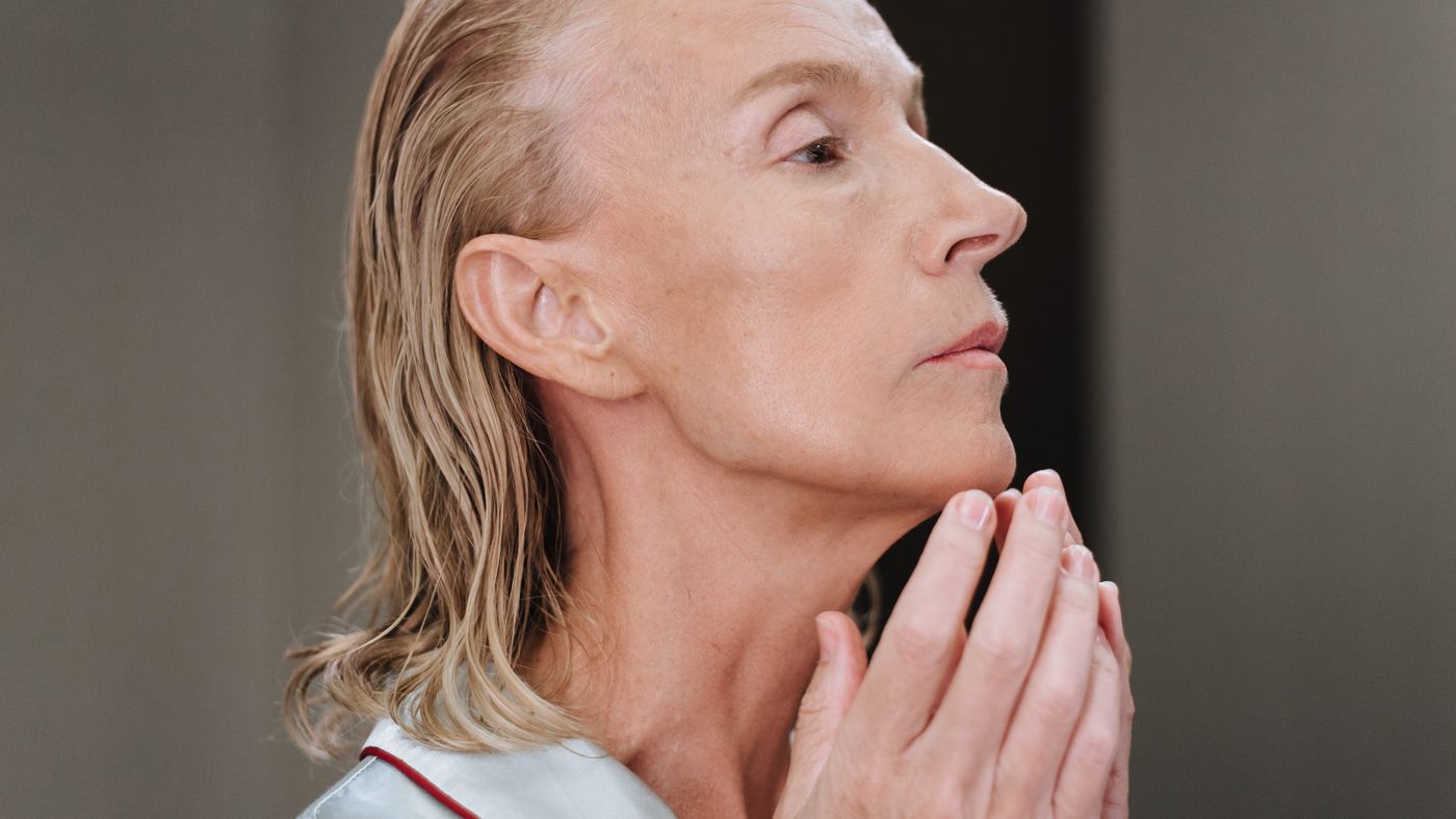 Portrait highlighting the contours of the face and jawline